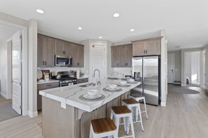 Refrigerador, microondas, horno y parrilla de estufa 