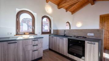 Frigorifero, microonde, lavastoviglie, seggiolone