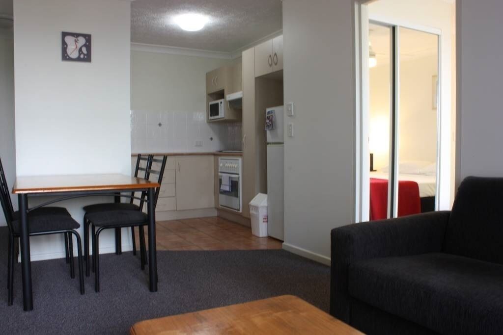 Surfers Paradise - 1 Bedroom Fully Furnished Apt #2 — image 7