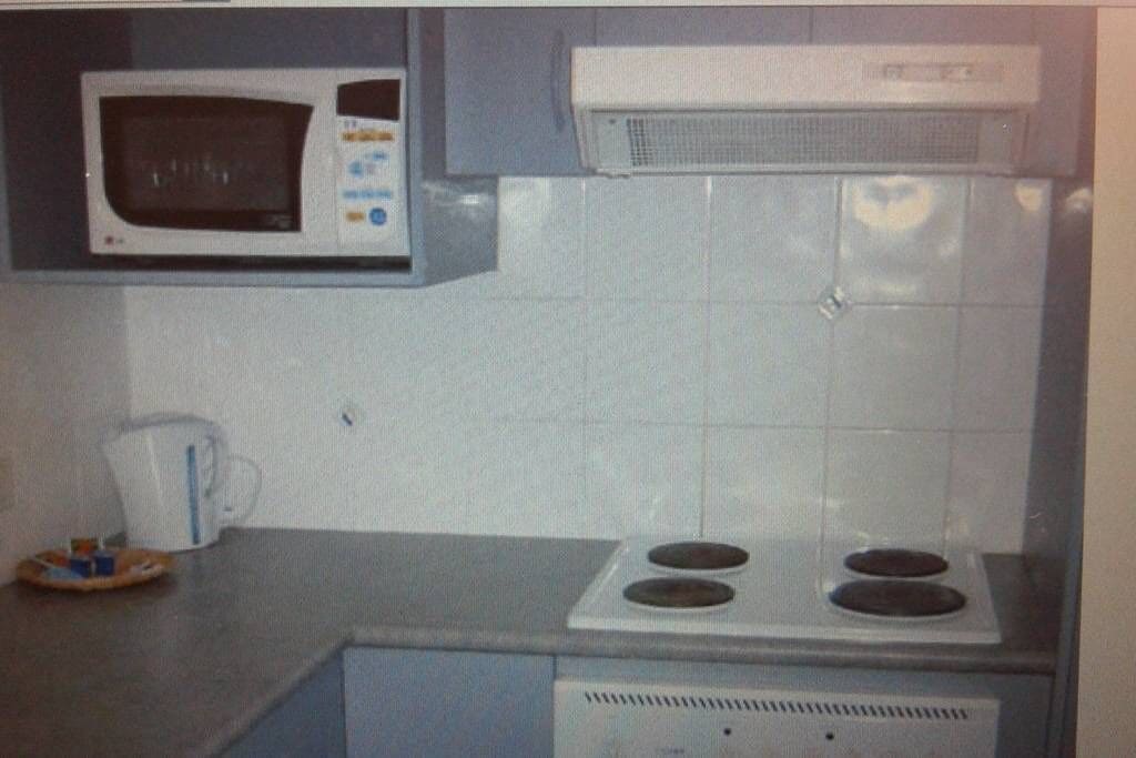 Surfers Paradise - 1 Bedroom Fully Furnished Apt #2 — image 9