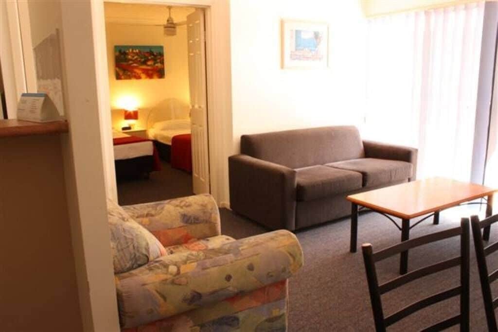Surfers Paradise - 1 Bedroom Fully Furnished Apt #2 — image 8