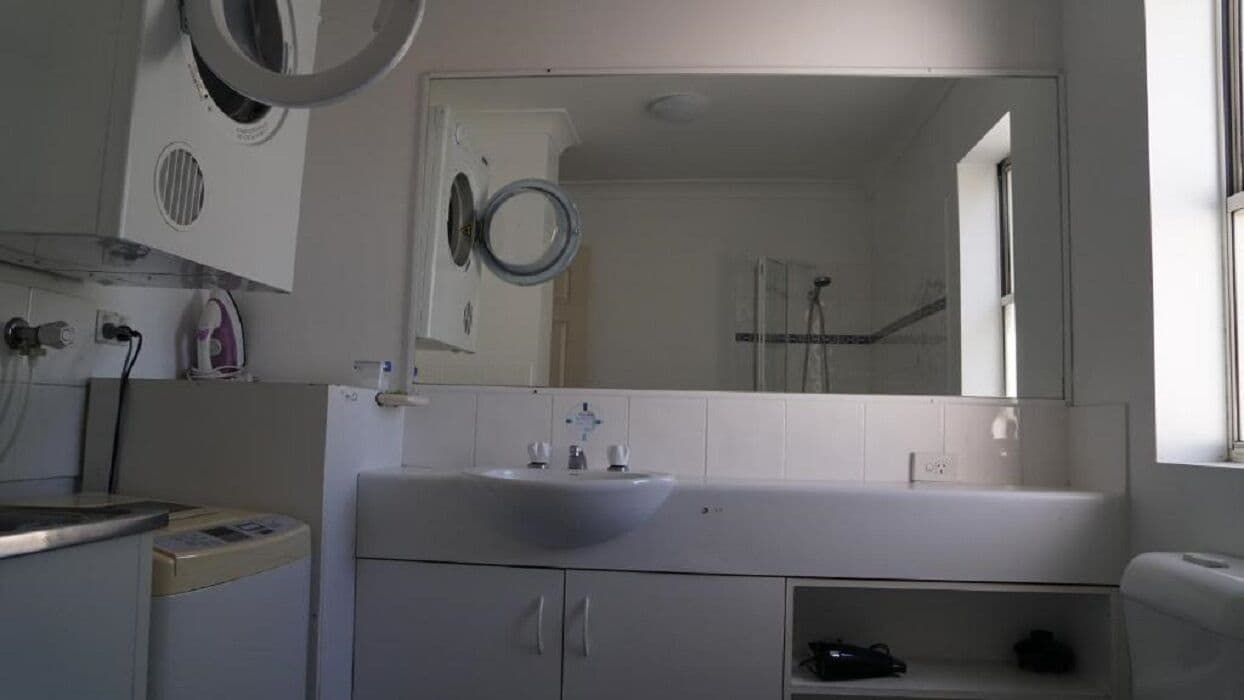 Surfers Paradise - 1 Bedroom Fully Furnished Apt #2 — image 10
