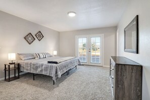 3 Schlafzimmer, Betten mit Memory-Foam-Matratzen, Bügeleisen/Bügelbrett