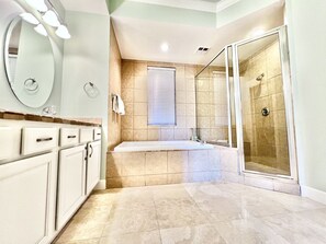 Combined shower/tub, jetted tub, hair dryer, towels