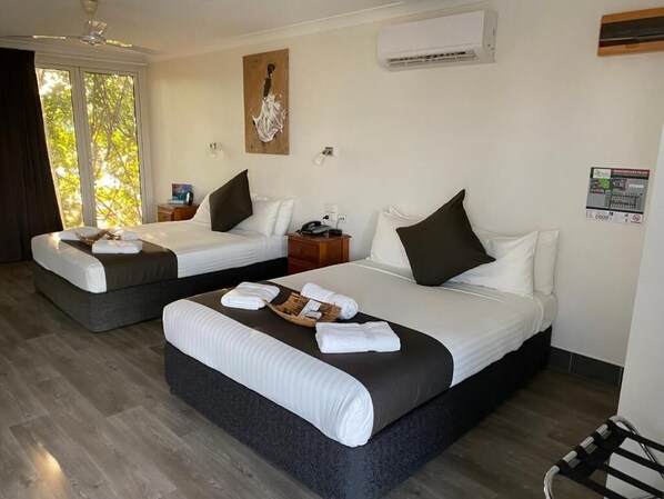 Muebles diferentes, escritorio y espacio para trabajar con laptop