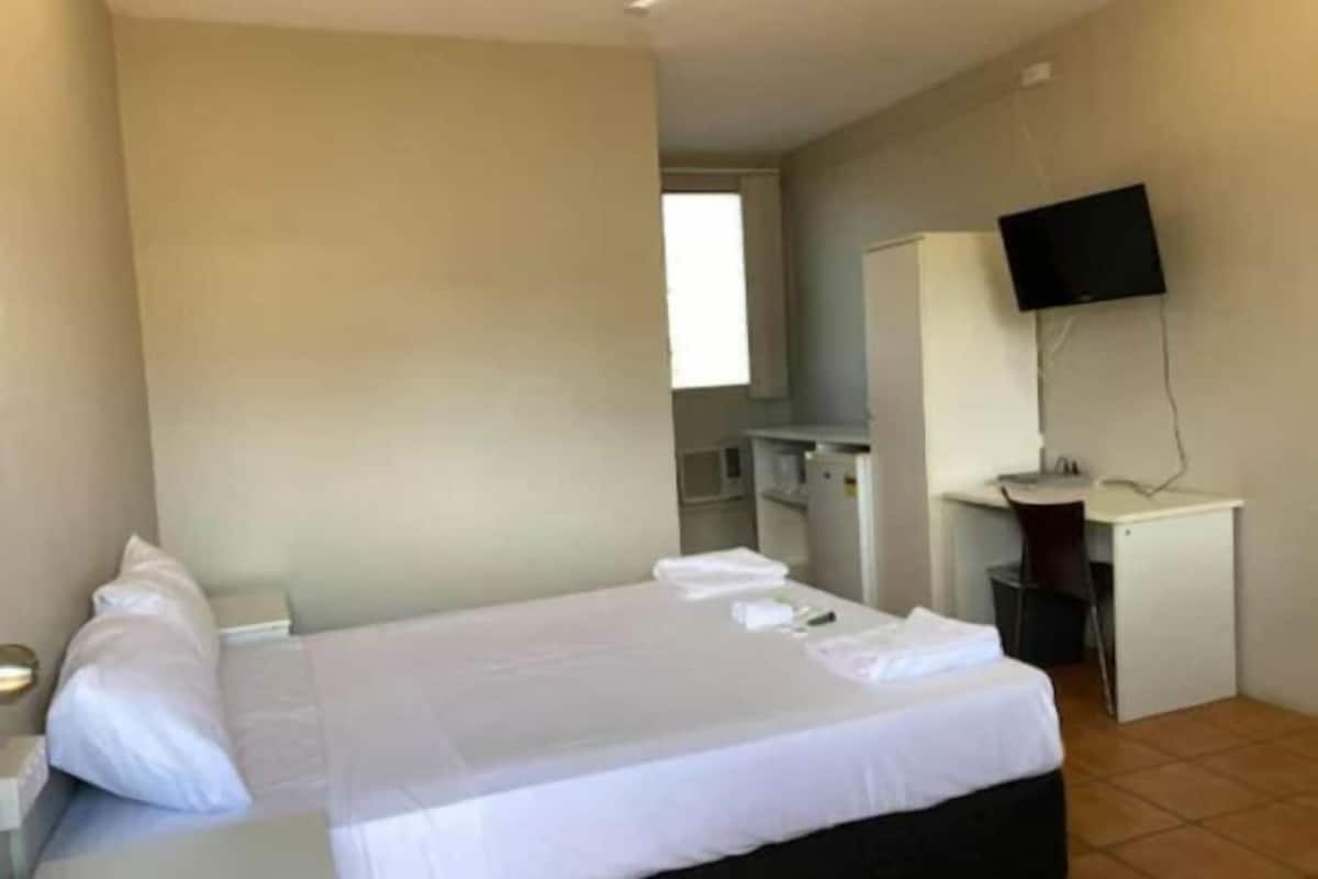 1 dormitorio, mobiliario individual, escritorio