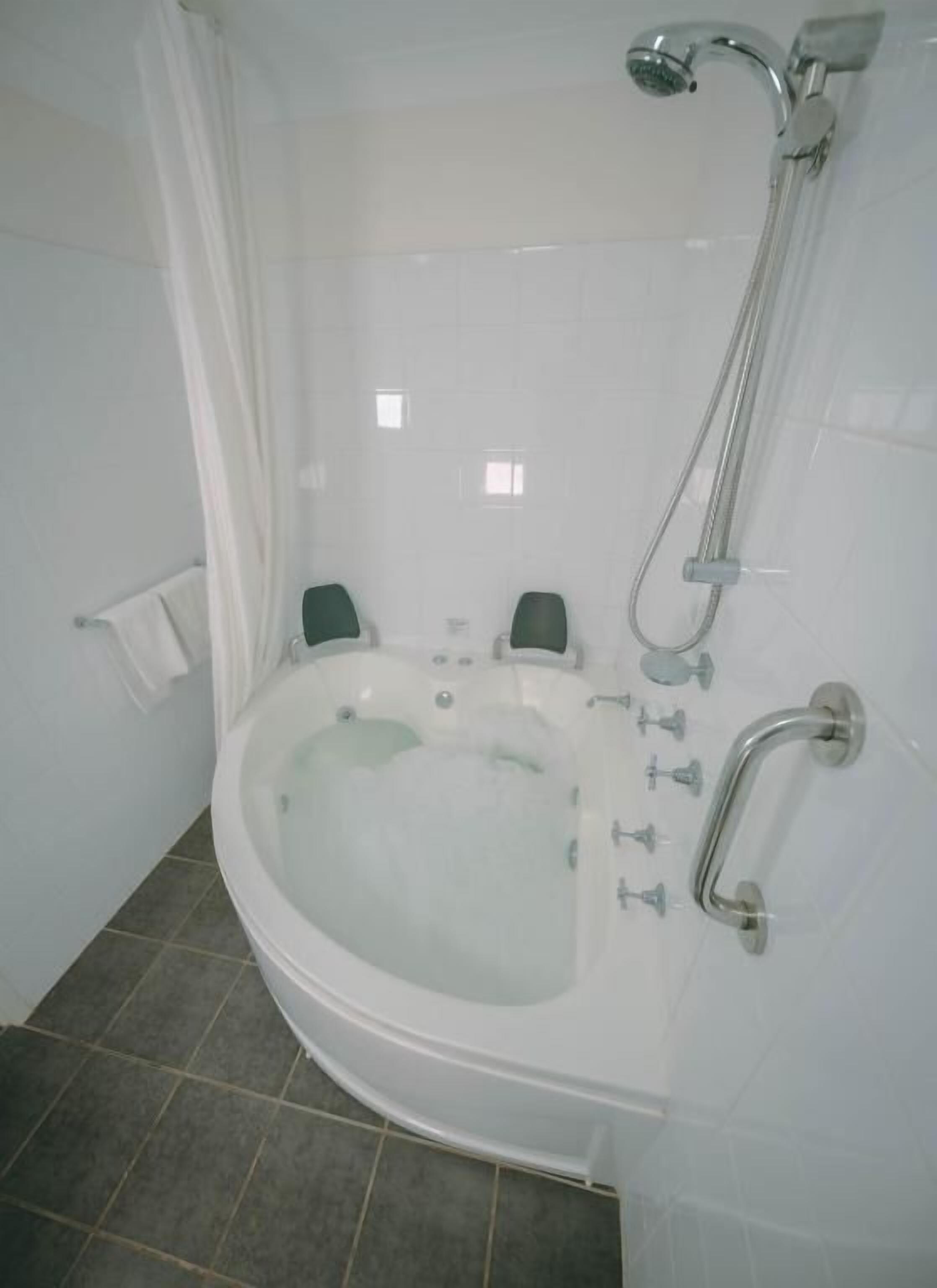 spa cottage | bathroom | shower, free toiletries, hair dryer, towels