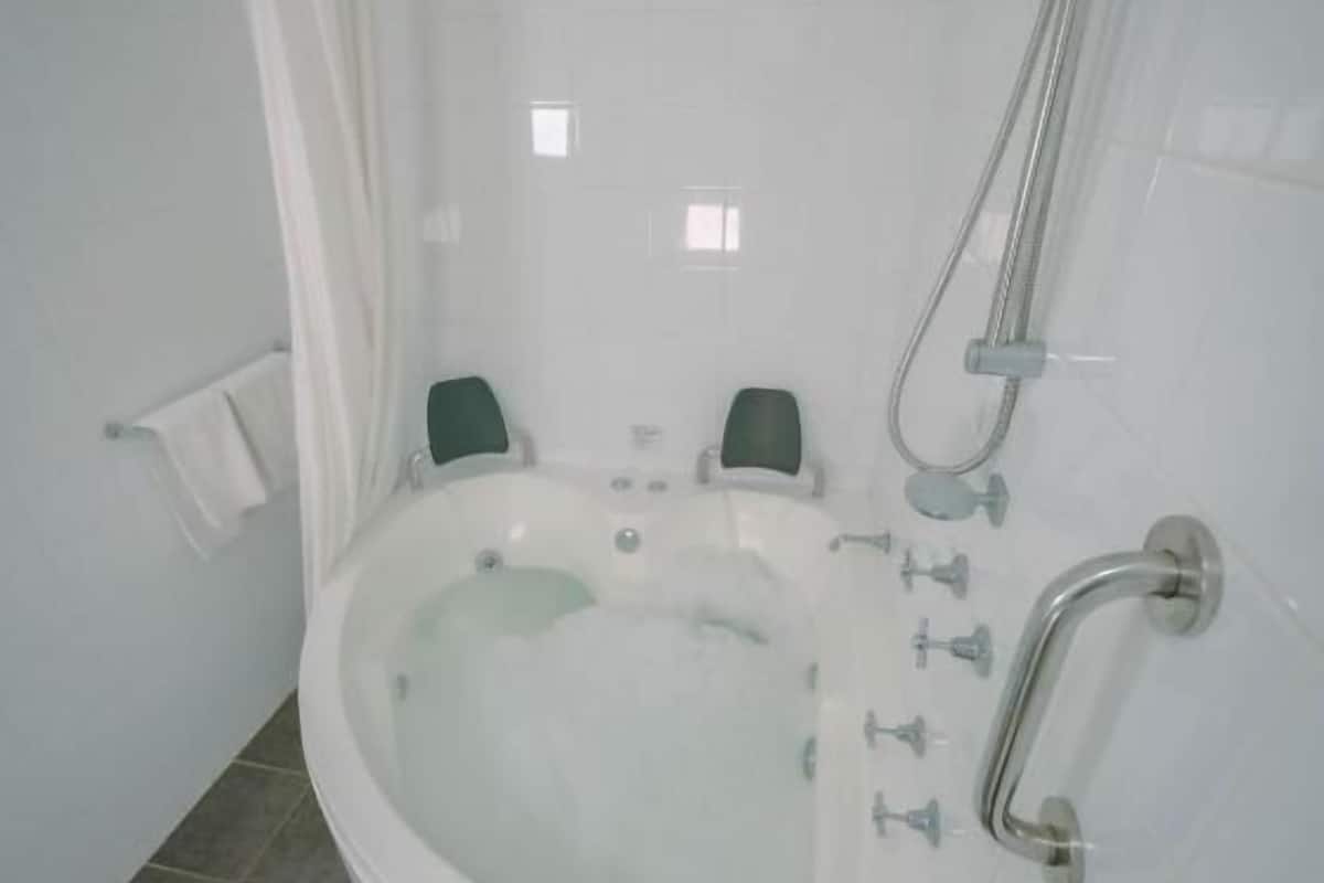 spa cottage | bathroom | shower, free toiletries, hair dryer, towels