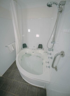 Spa Cottage | Bathroom | Shower, free toiletries, hair dryer, towels - Darwin Resort (Winnellie)