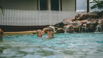Piscine extérieure, parasols de plage, chaises longues