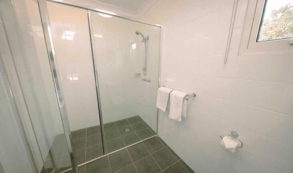 queen cabin | bathroom | shower, free toiletries, hair dryer, towels