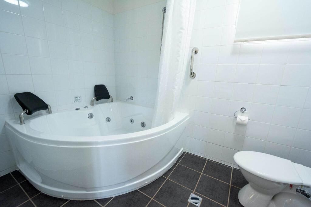 spa cottage | bathroom | shower, free toiletries, hair dryer, towels