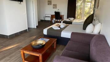 Muebles diferentes, escritorio y espacio para trabajar con laptop