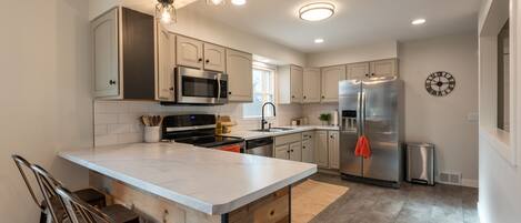 Een koelkast, een microgolfoven, een oven, een kookplaat