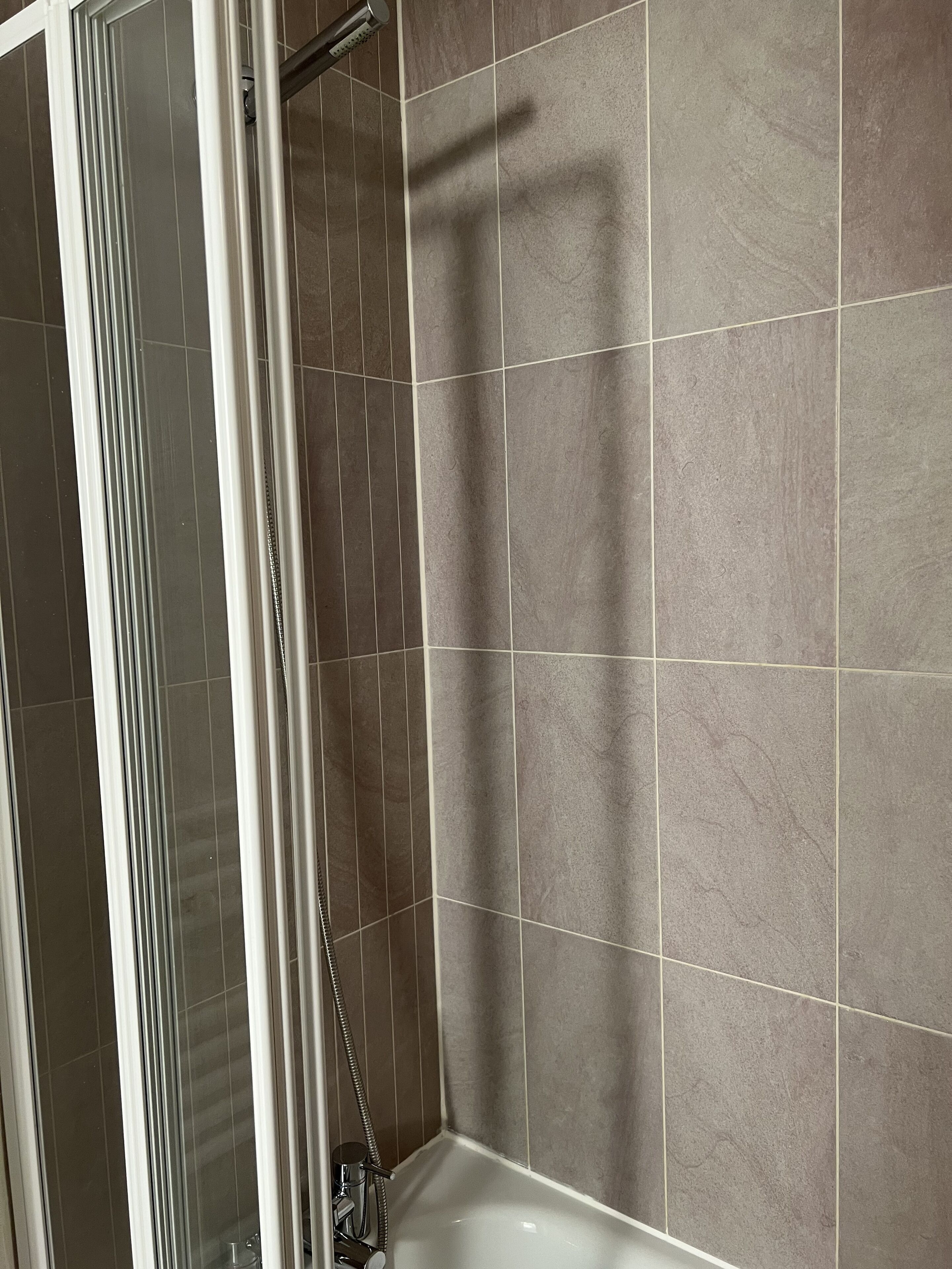 Un baño con zona de ducha y bañera.
