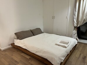 2 habitaciones, tabla de planchar con plancha, wifi y ropa de cama 