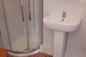 Tina con regadera y toallas 