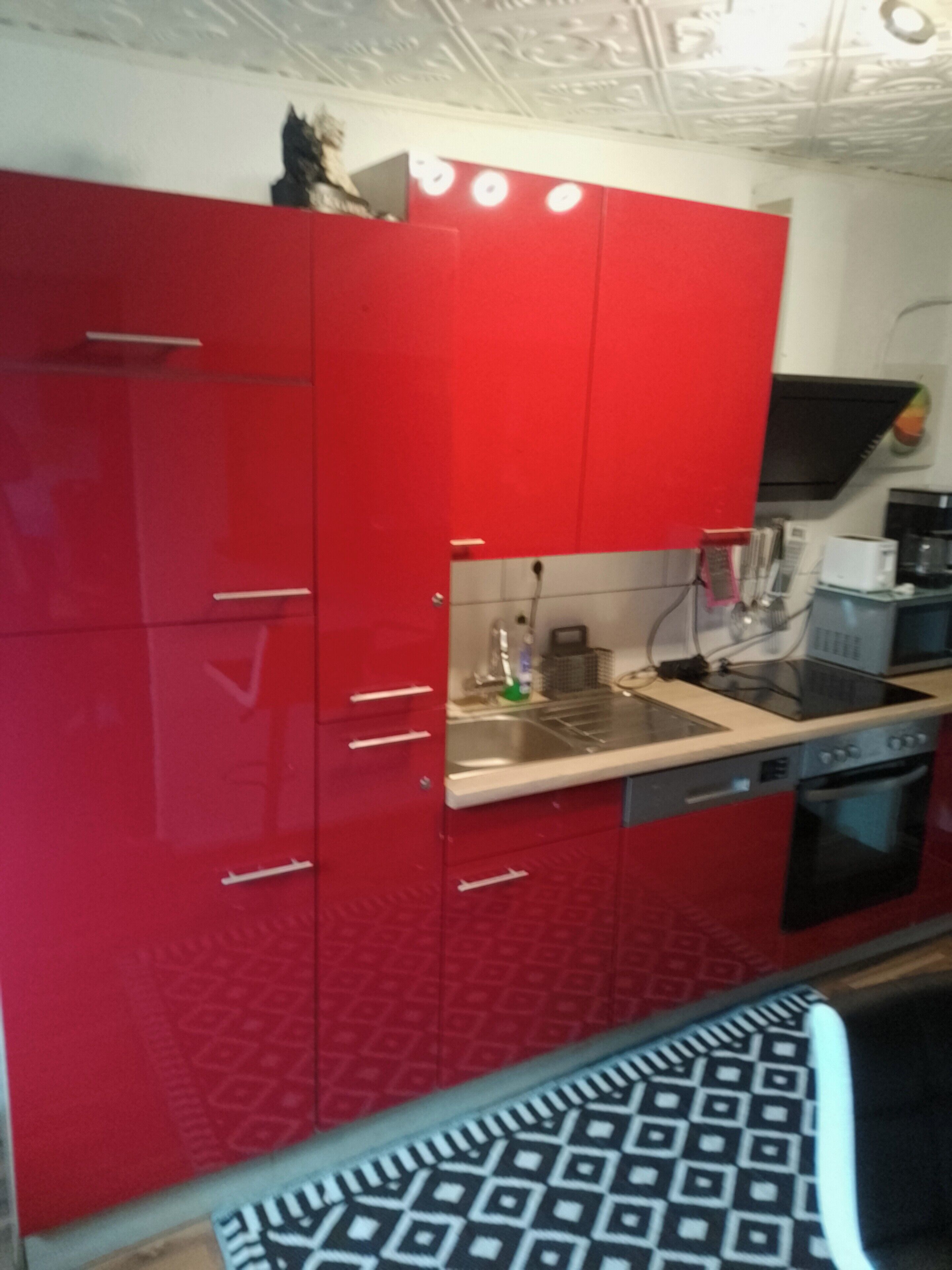 Frigorífico, microondas, horno y placa de cocina