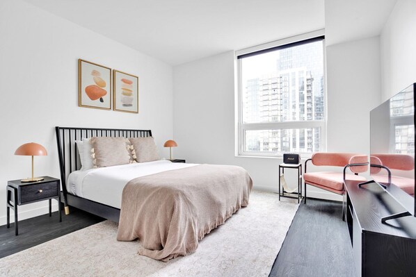 Tabla de planchar con plancha, wifi y ropa de cama 