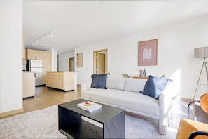 TV, stereo - Hip Wallingford 2BR w/ W/D & Rooftop Lounge, near 99 & I-5, by Blueground (Seattle)