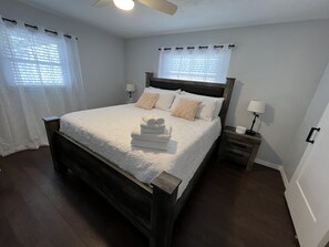 3 habitaciones, escritorio y tabla de planchar con plancha 