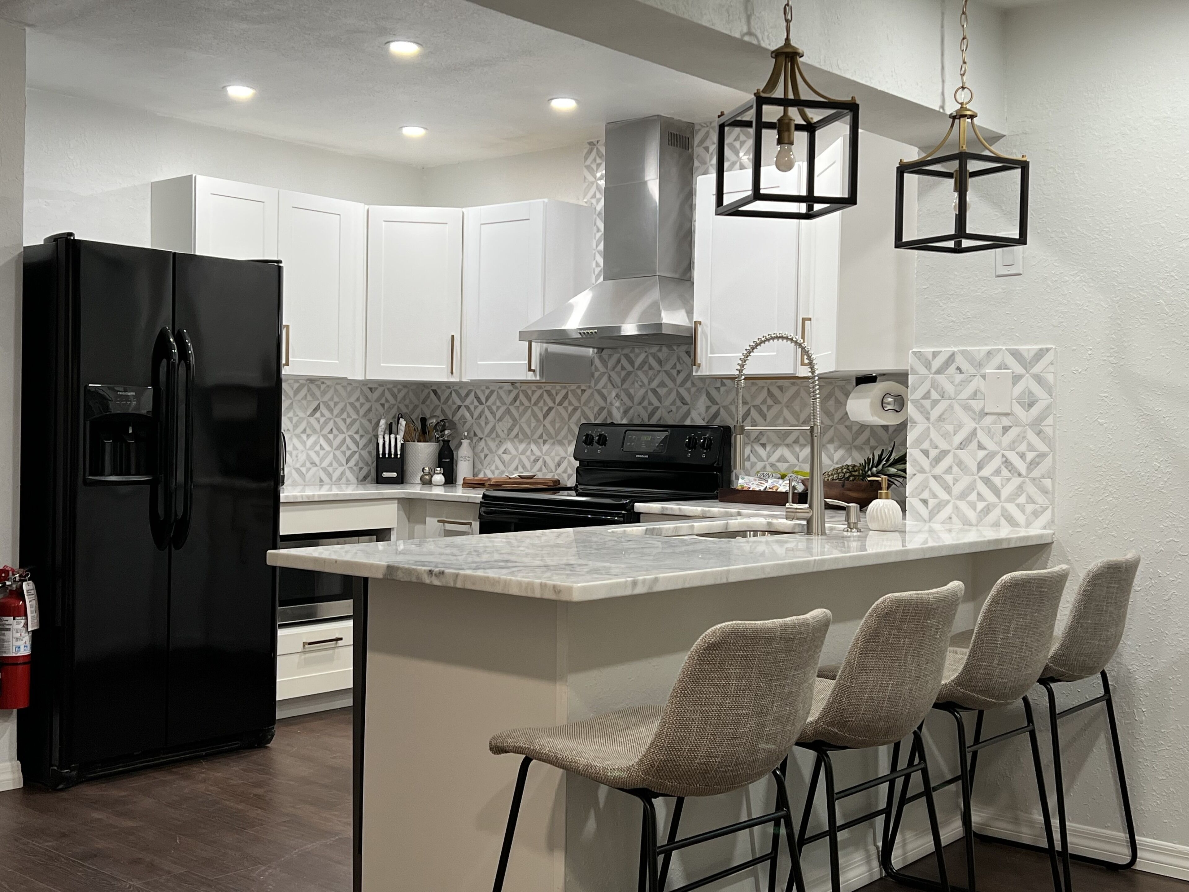 Een koelkast, een microgolfoven, een oven, een kookplaat