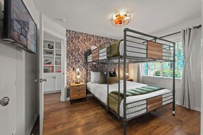 3 bedrooms, desk, iron/ironing board, free WiFi