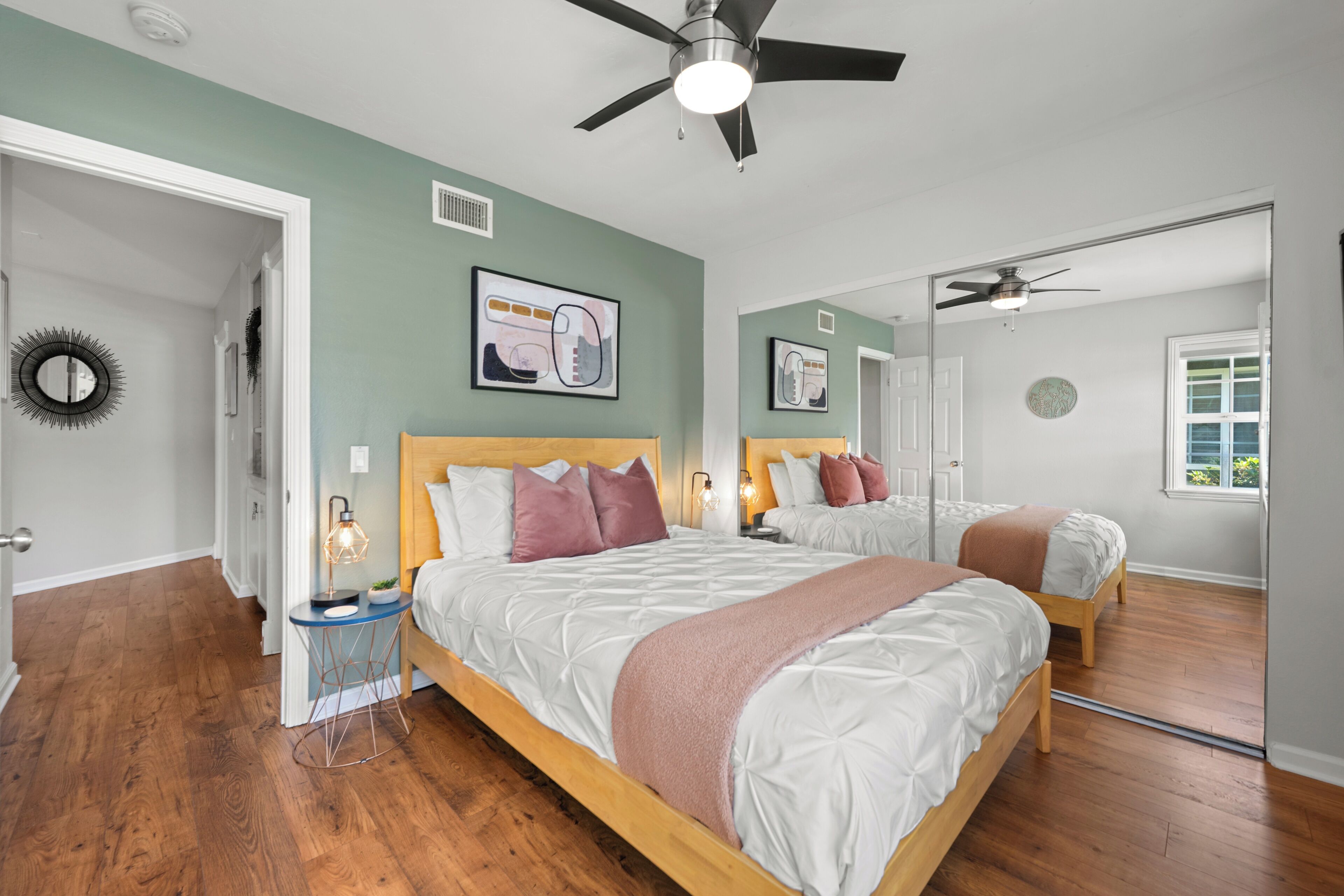 3 habitaciones, escritorio, tabla de planchar con plancha y wifi gratis 