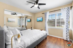 3 chambres, bureau, fer et planche à repasser, lit de bébé portatif