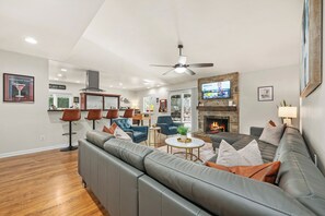 Smart-TV, Kamin, Videospiele, Tischfußball