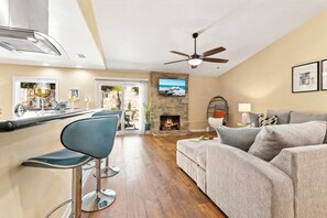 Smart TV, chimenea, videojuegos y futbolito 