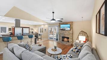 Smart TV, chimenea, videojuegos y futbolito