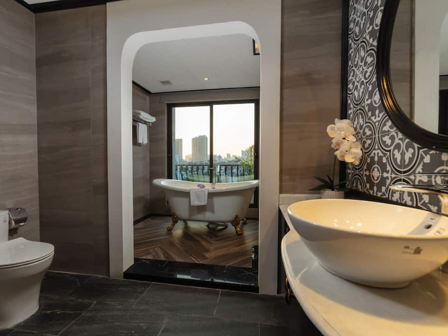 Executive Double Room | Minibar, in-room safe, desk, blackout drapes