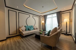 Estudi en suite presidencial | Minibar, caixa forta a l'habitació, escriptori i cortines opaques 