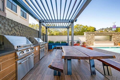 Luxe San Carlos 2BR w/ Gym, Pool & BBQ, walk to Caltrain, by Blueground