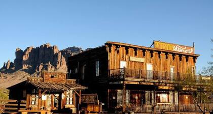 Tiny Cowboy Stay-Pool/Horse Stall/BBQ