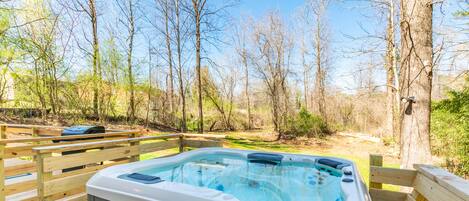 Outdoor spa tub