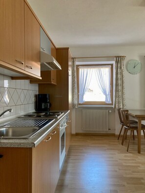 Fridge, oven, stovetop, coffee/tea maker