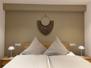 1 bedroom, internet, bed sheets