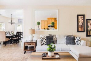 Téléviseur, foyer, table de ping-pong, chaîne audio