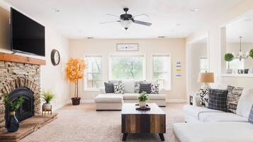 Télévision, cheminée, table de tennis de table, chaßne hi-fi