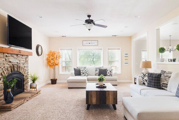 Téléviseur, foyer, table de ping-pong, chaîne audio