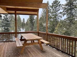 Outdoor dining - Luxury Cabin Ridge Top View in the Pines 5 queen beds (Duck Creek Village)