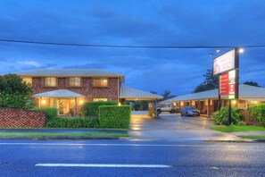 Exterior - PET Friendly Standard Queen Bed room with Mineral Pool (Woolgoolga)