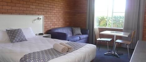 1 Schlafzimmer, Schreibtisch, Bügeleisen/Bügelbrett, Reisekinderbett