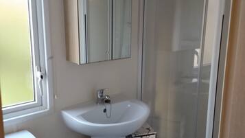 Baignoire, sĂšche-cheveux, serviettes fournies