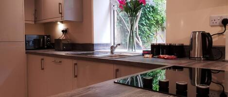 Frigorifero, microonde, forno, piano cottura