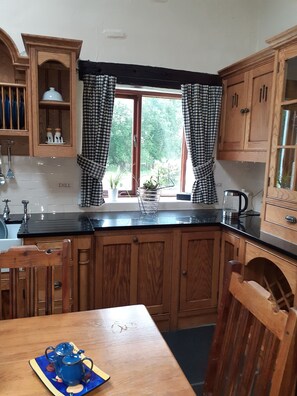 Fridge, microwave, oven, stovetop - Beautiful 3-Bed House at The Green Near Millom (Millom)