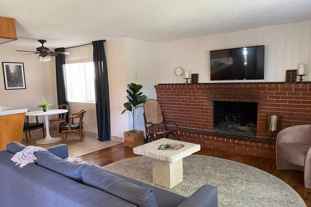 Cozy 2bd Apartment by CSUS & Cal Expo