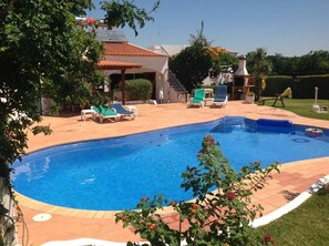 Pool - Captivating 5-Bed Villa in Albufeira (Albufeira)